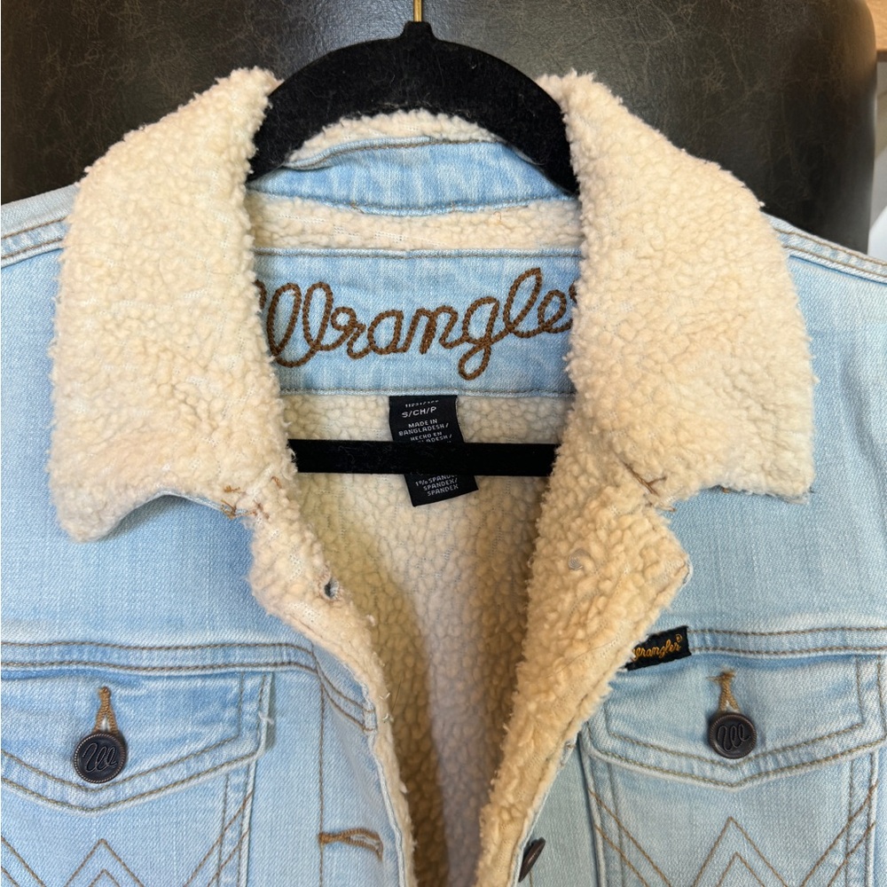 Wrangler Light Blue Denim Jacket with Cream Sherpa Lining - Picture 5 of 6
